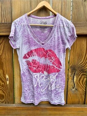 Cold crush tee shirt Kiss Me Sz. Small